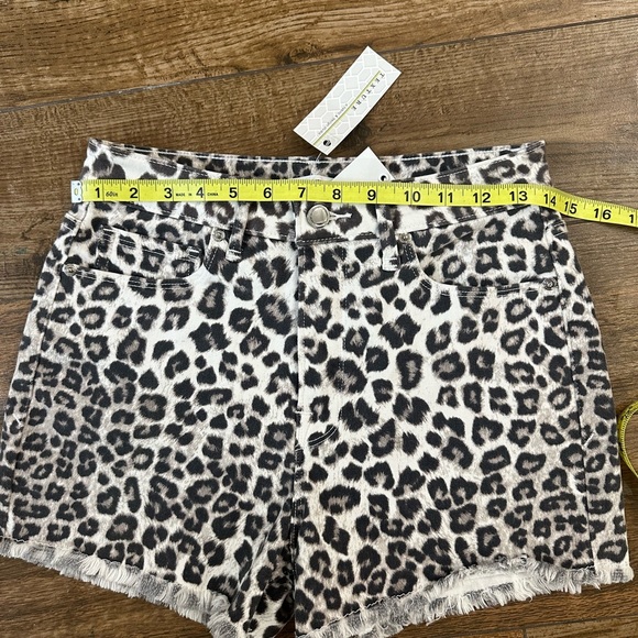 Good American Jeans Cut-Offs Snow Leopard Shorts 27, Leopard Shorts - Picture 5 of 11